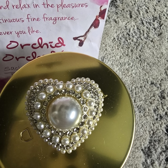 Gorgeous Stamped Brooche - Picture 3 of 12
